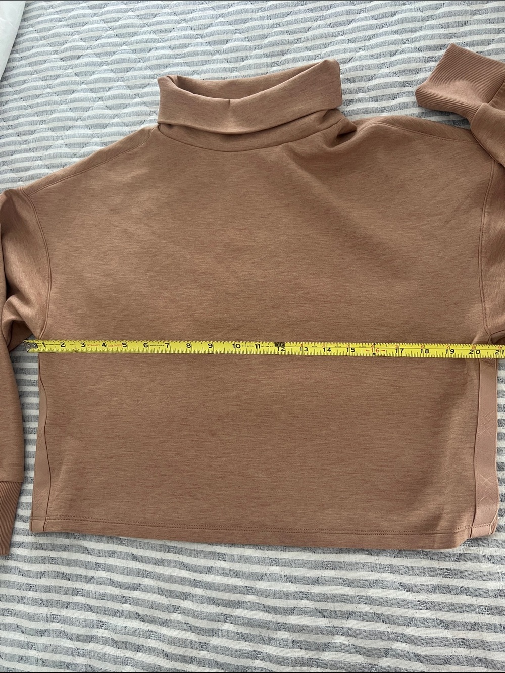 RHONE Heathered Taupe Athleisure Crop Turtleneck Sweatshirt Size M Logo Trim - Picture 5 of 6